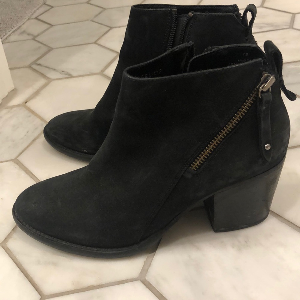 Blonde waterproof suede booties
